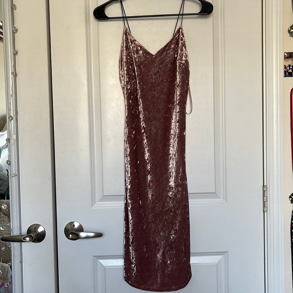 Spaghetti strap, body con, pink velvet dress